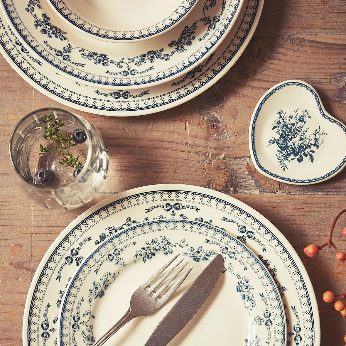 Comptoir De Famille Assiette Plate En Faience Bleu Ancien D26cm - Faustine 5 Comptoir De Famille Assiette Plate En Faience Bleu Ancien D26cm - Faustine – Image 3