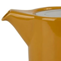 SEMA DESIGN Theiere En Grès Moutarde Avec Filtre Plate - Design 9 SEMA DESIGN Theiere En Grès Moutarde Avec Filtre Plate - Design -Côté Table Store 74670 DET03 WEB