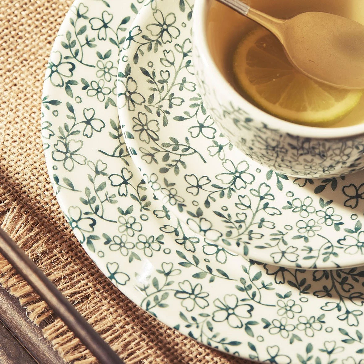 Comptoir De Famille Assiette Plate En Faïence Vert D26cm - P'tites Fleurs 5 Comptoir De Famille Assiette Plate En Faïence Vert D26cm - P'tites Fleurs – Image 3